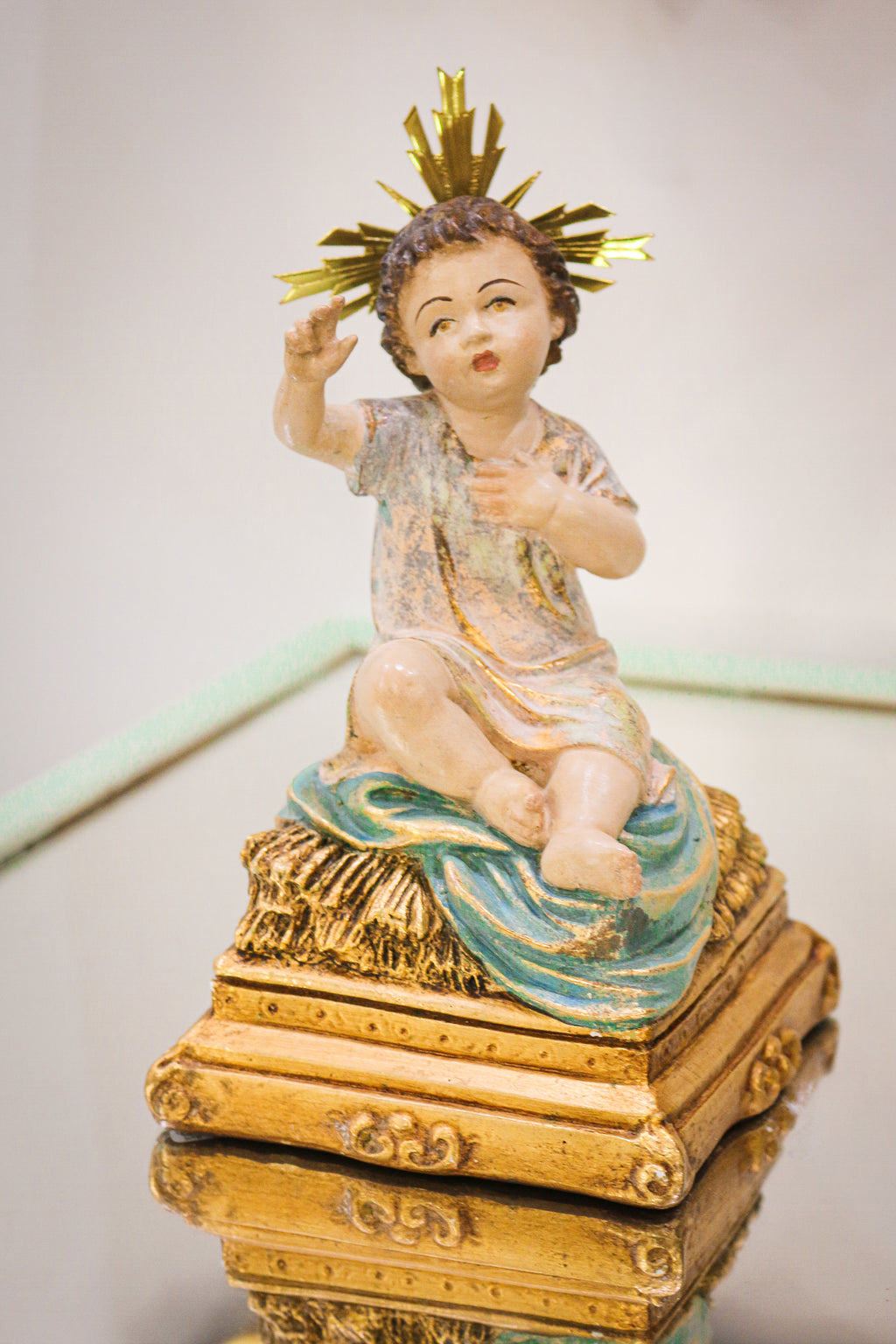 Niño Jesus Sedente Elaborado en Estilo Policromado