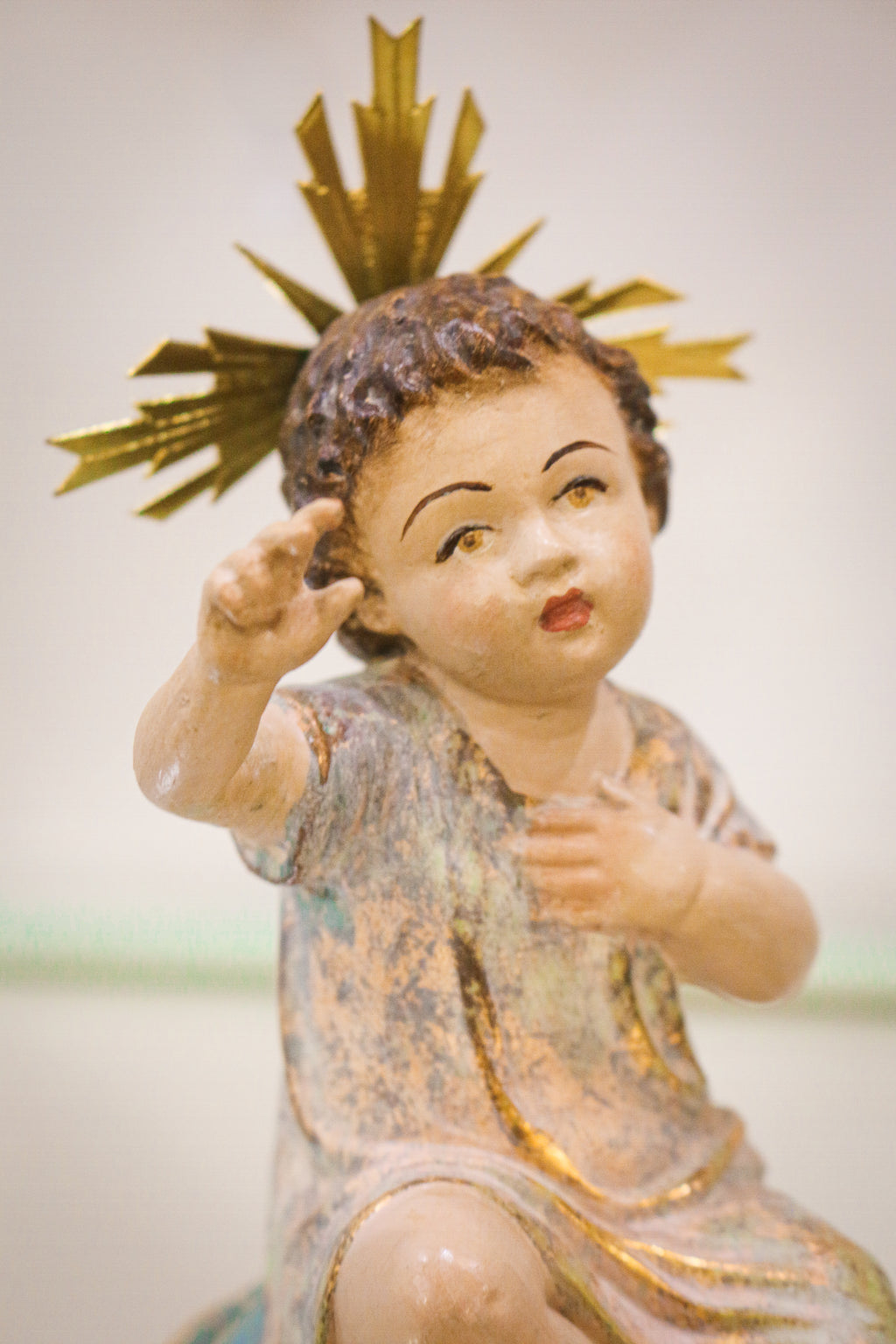 Niño Jesus Sedente Elaborado en Estilo Policromado