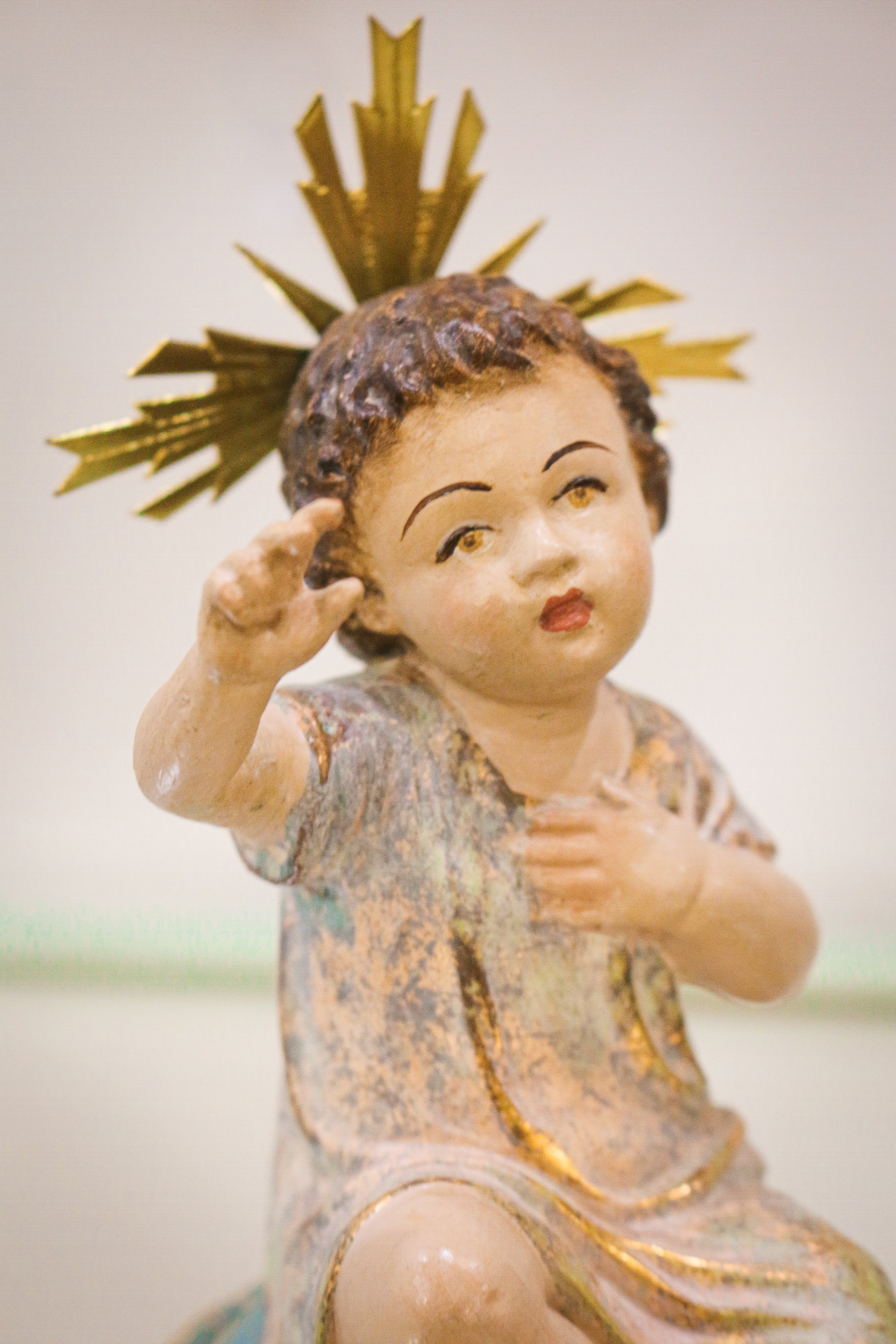 Niño Jesus Sedente Elaborado en Estilo Policromado