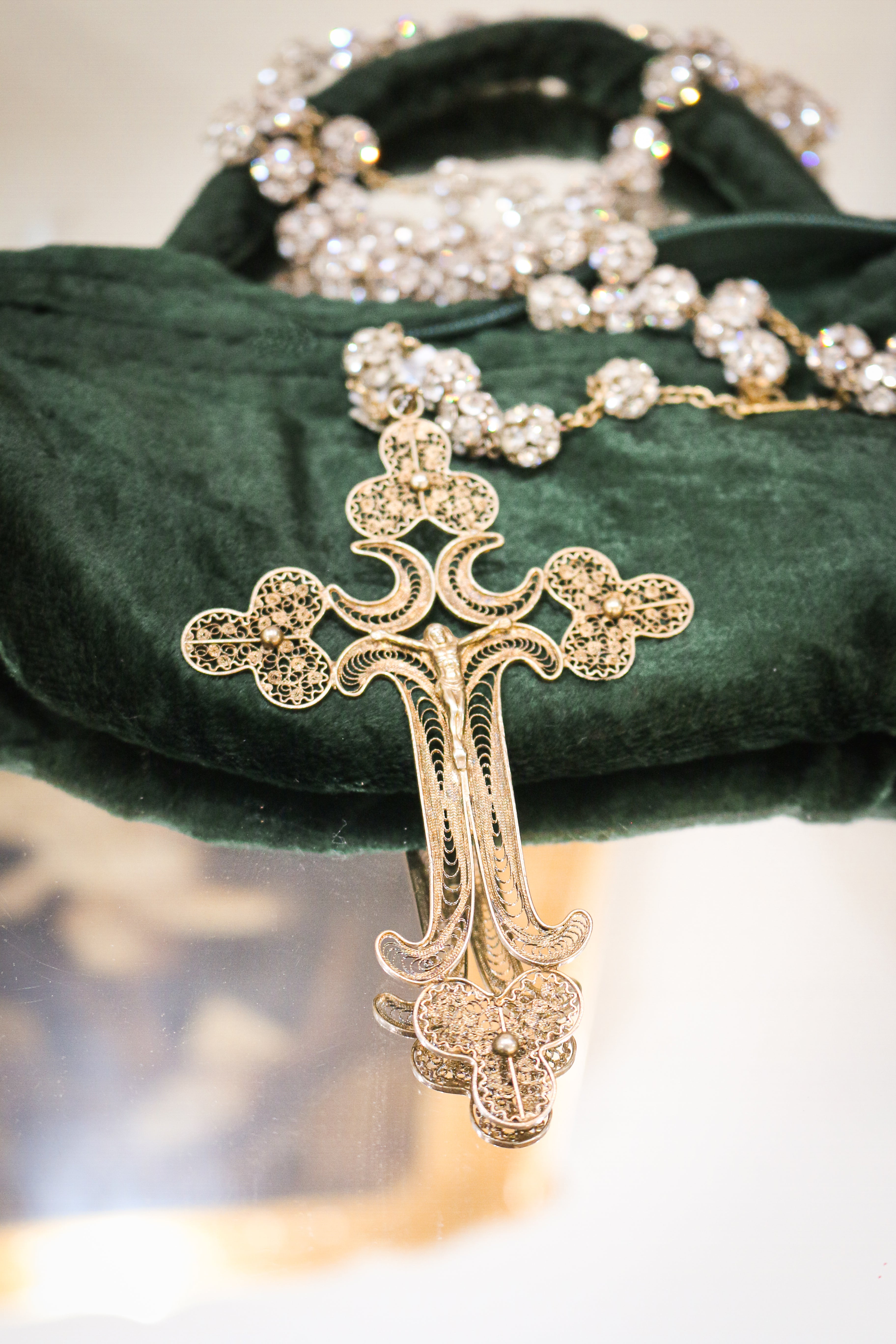 Rosario elaborado Artesanalmente en Plata Dorada y Swarovski