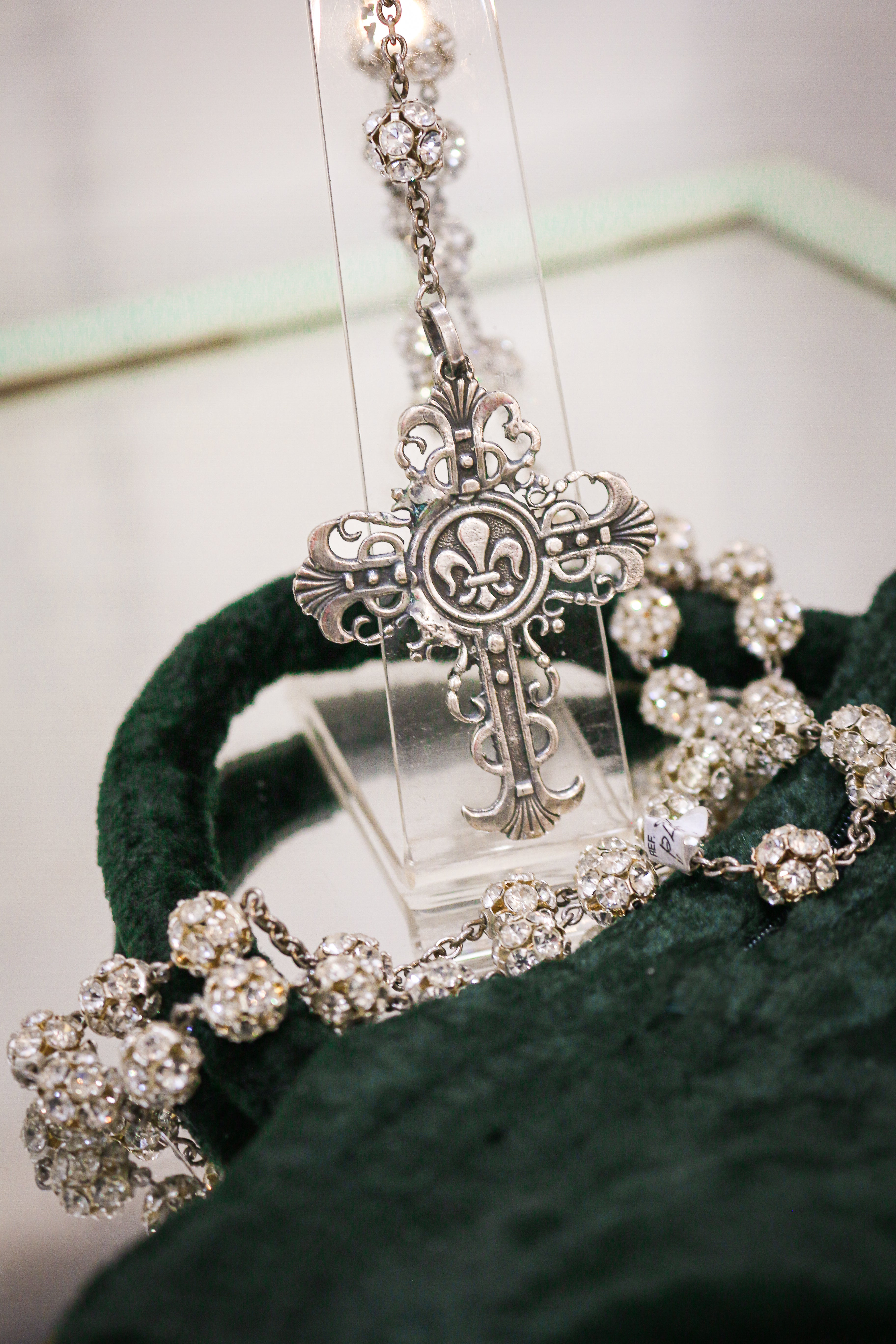 Rosario elaborado Artesanalmente en Plata de Ley y Swarovski