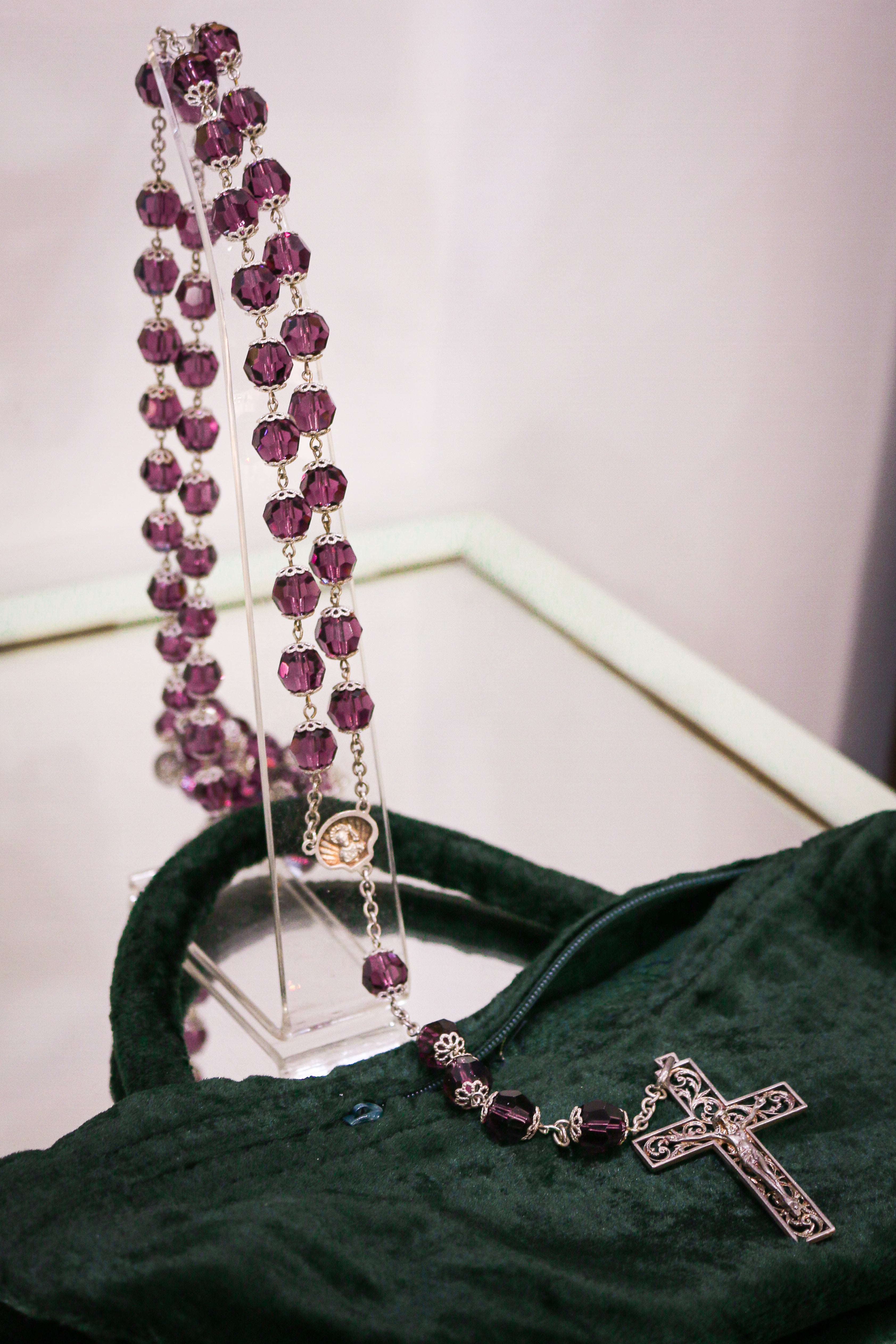 Rosario elaborado Artesanalmente en Plata de Ley y Cristal Facetado en Morado