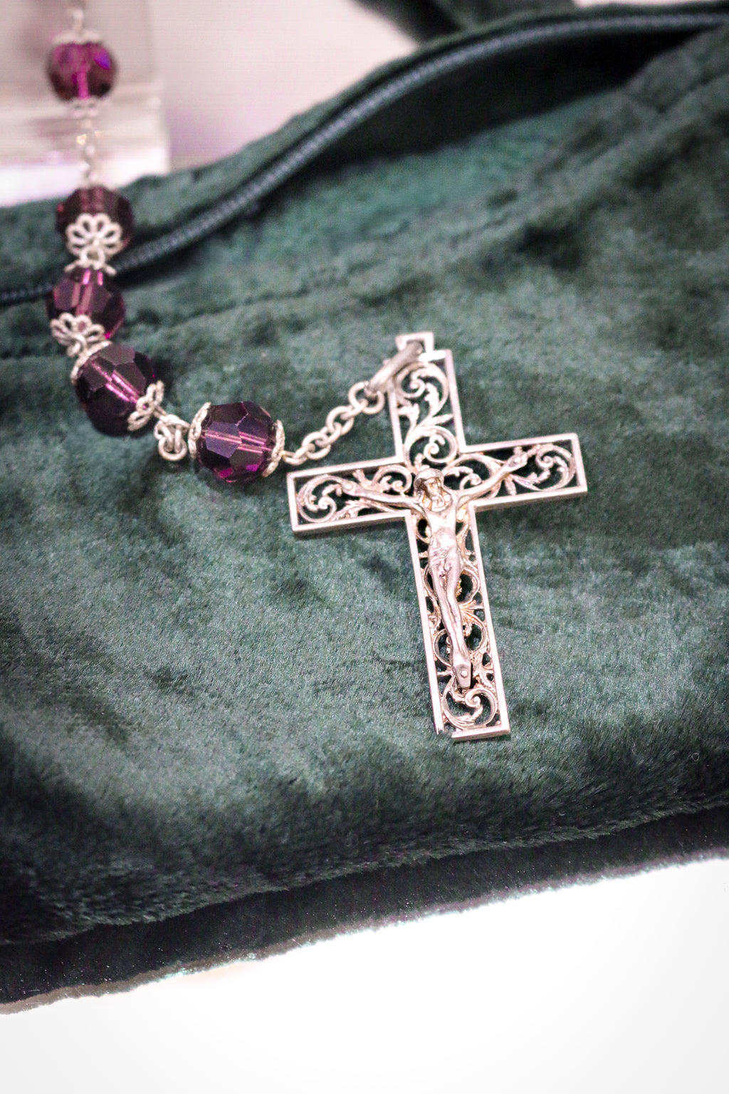 Rosario elaborado Artesanalmente en Plata de Ley y Cristal Facetado en Morado