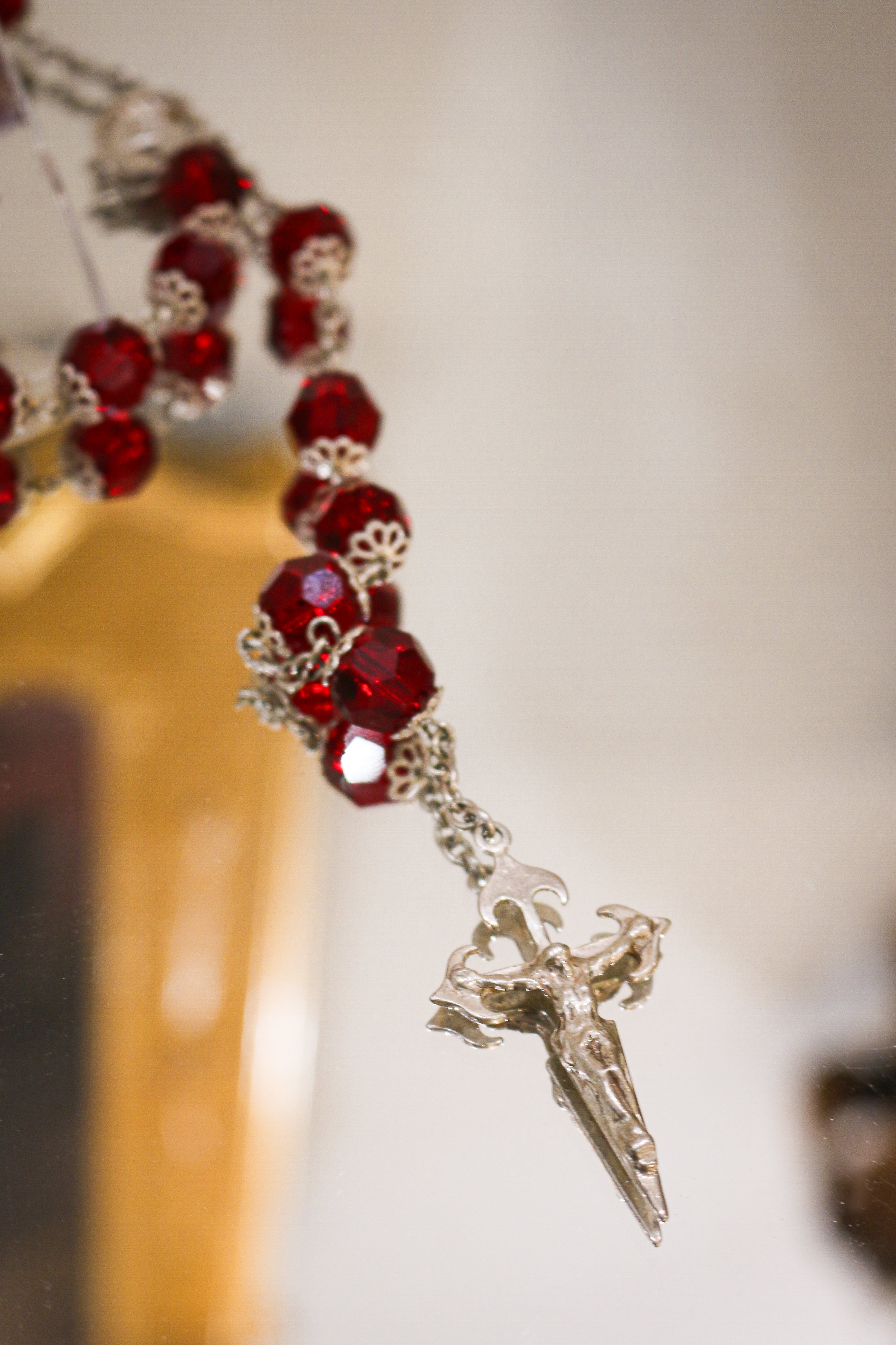 Rosario elaborado Artesanalmente en Plata de Ley y Cristal Facetado en Rojo, Cruz de Santiago y Medallas