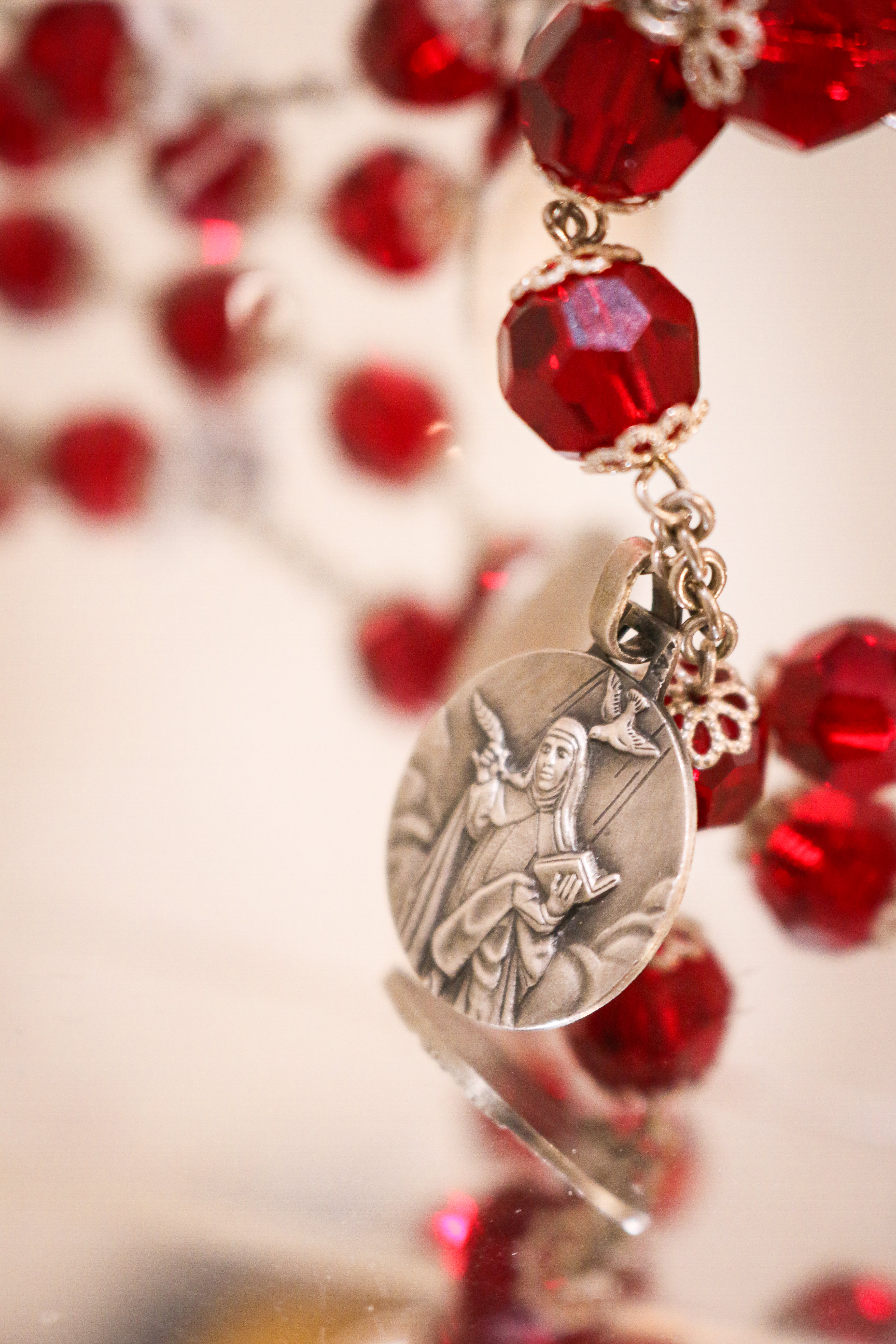 Rosario elaborado Artesanalmente en Plata de Ley y Cristal Facetado en Rojo, Cruz de Santiago y Medallas