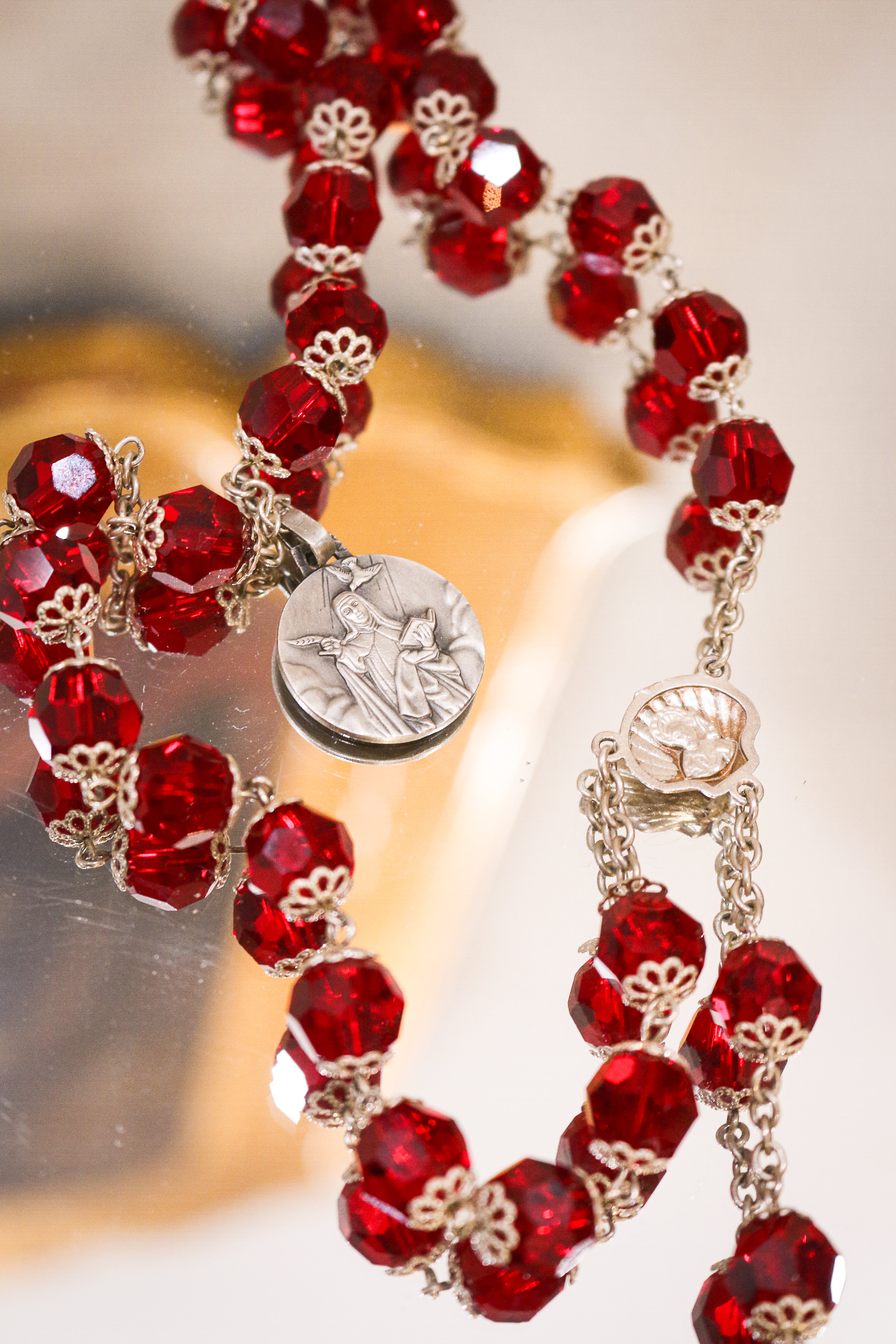 Rosario elaborado Artesanalmente en Plata de Ley y Cristal Facetado en Rojo, Cruz de Santiago y Medallas