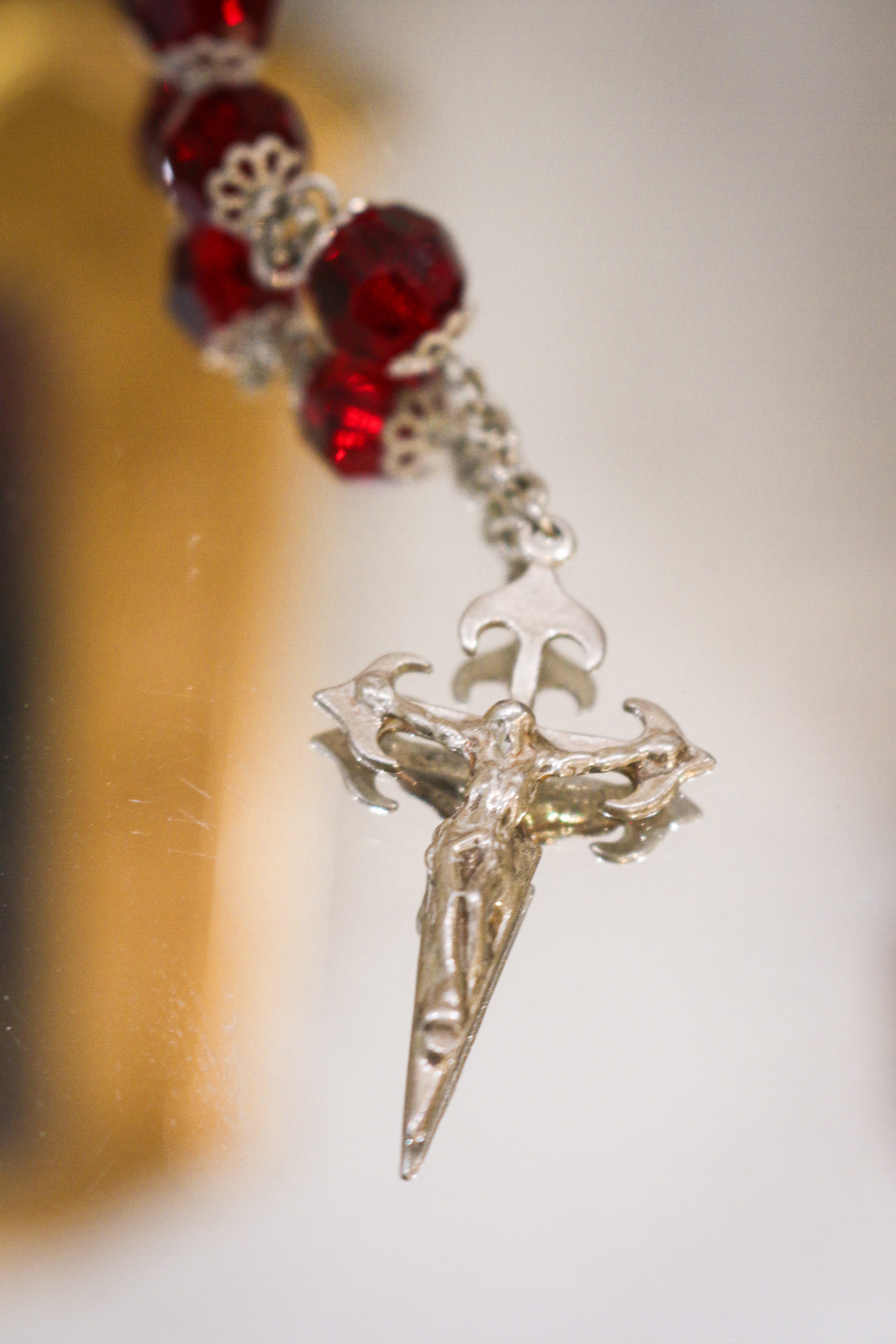 Rosario elaborado Artesanalmente en Plata de Ley y Cristal Facetado en Rojo, Cruz de Santiago y Medallas