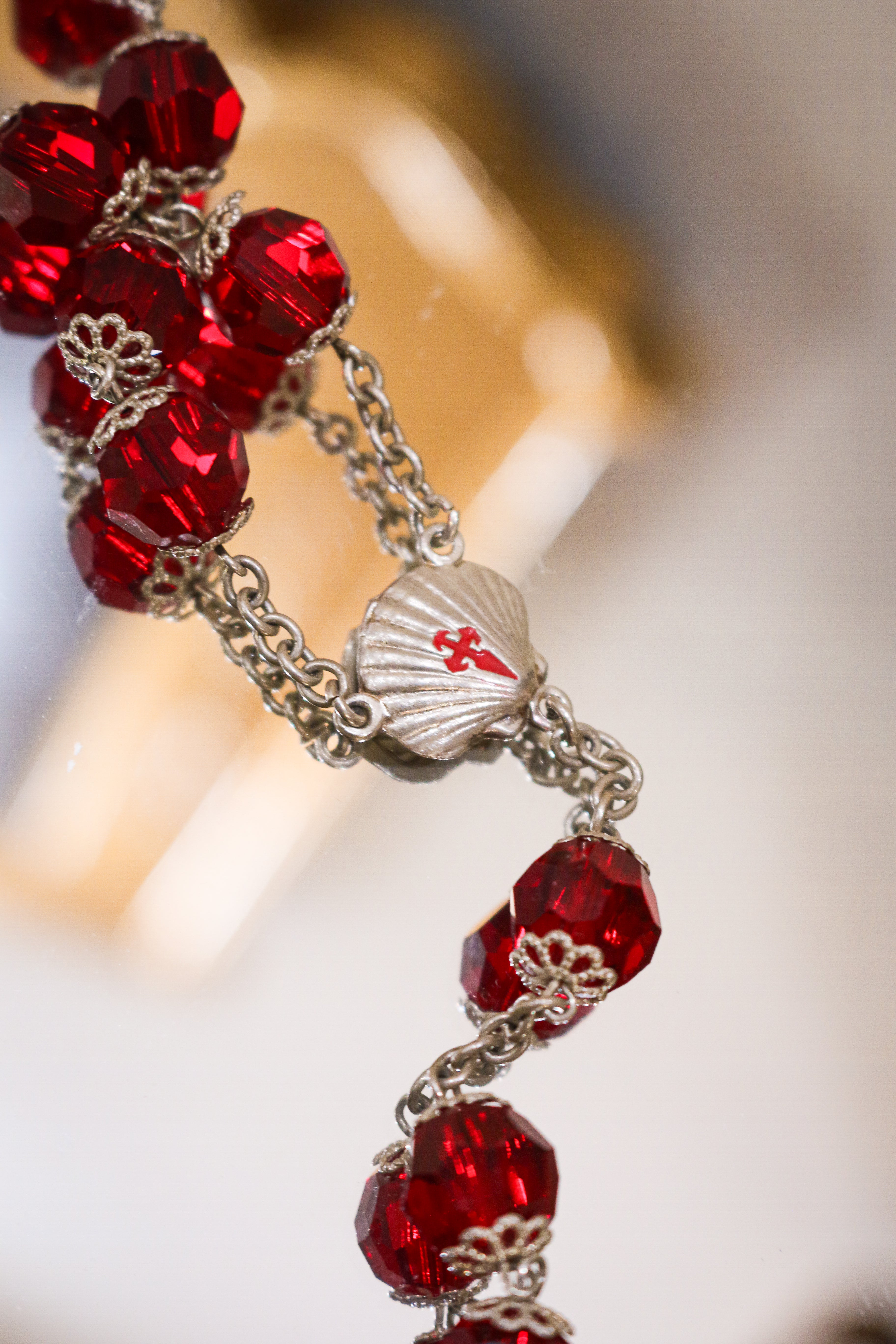 Rosario elaborado Artesanalmente en Plata de Ley y Cristal Facetado en Rojo, Cruz de Santiago y Medallas