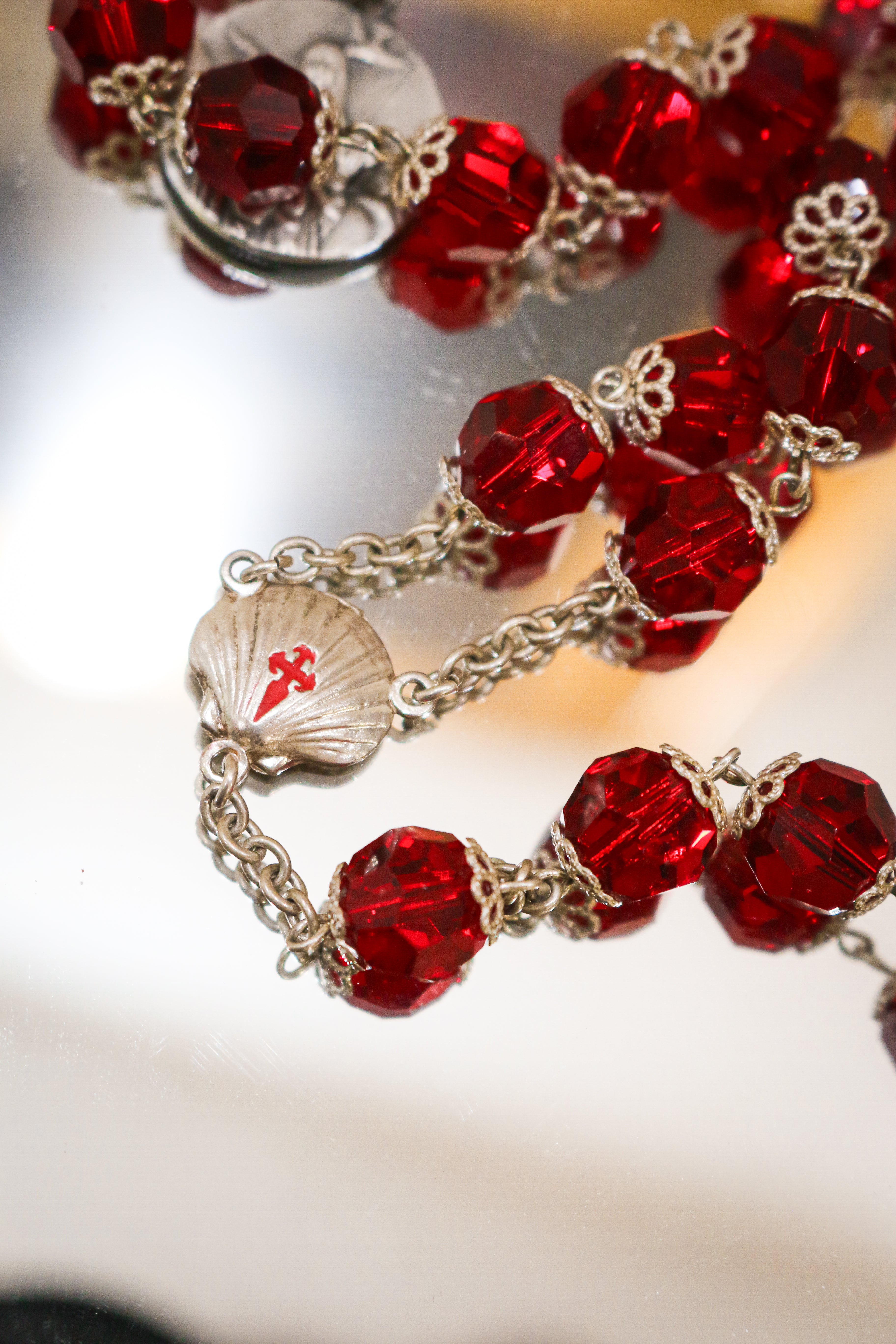 Rosario elaborado Artesanalmente en Plata de Ley y Cristal Facetado en Rojo, Cruz de Santiago y Medallas