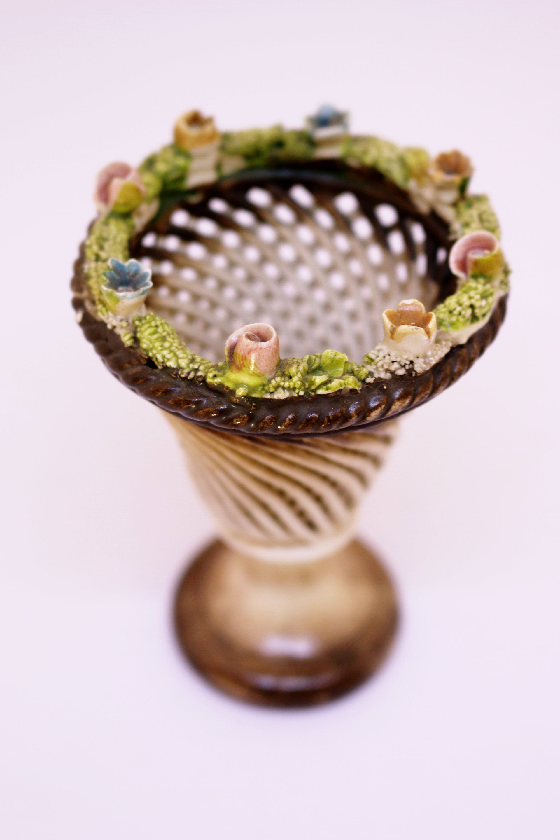 Objecto con Flores Decorativo en Porcelana